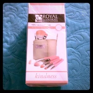 Makeup brush set with case